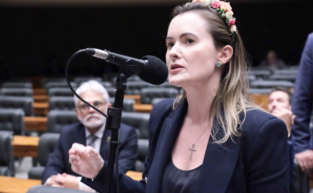 Júlia Zanatta recebeu elogios de Eduardo Bolsonaro após especulações de que poderia ser vice na chapa de Flávio Bolsonaro à presidência. Thiago Cristino, Câmara dos Deputados.