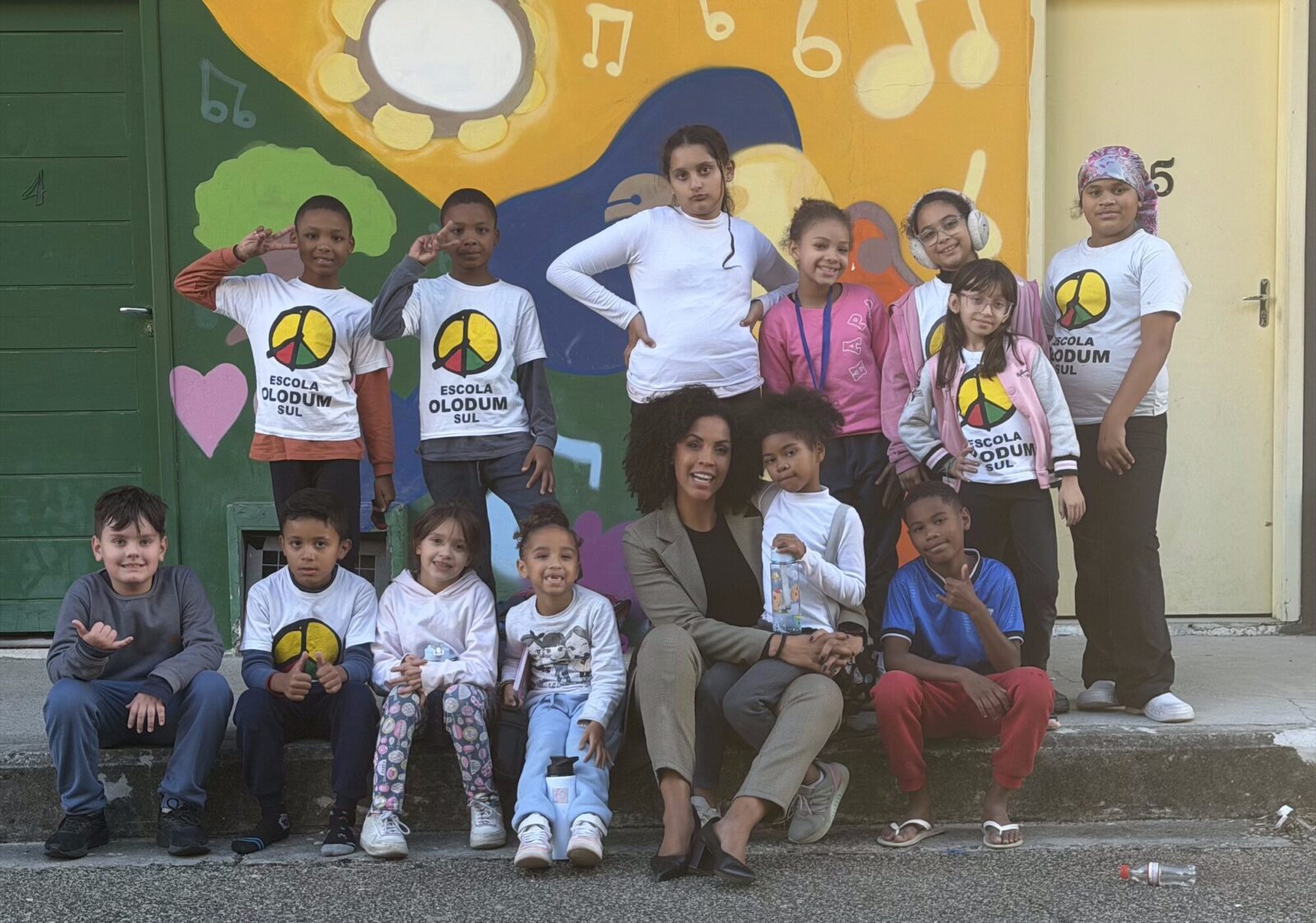 Amanda Santos com as crianças do Olodum Sul