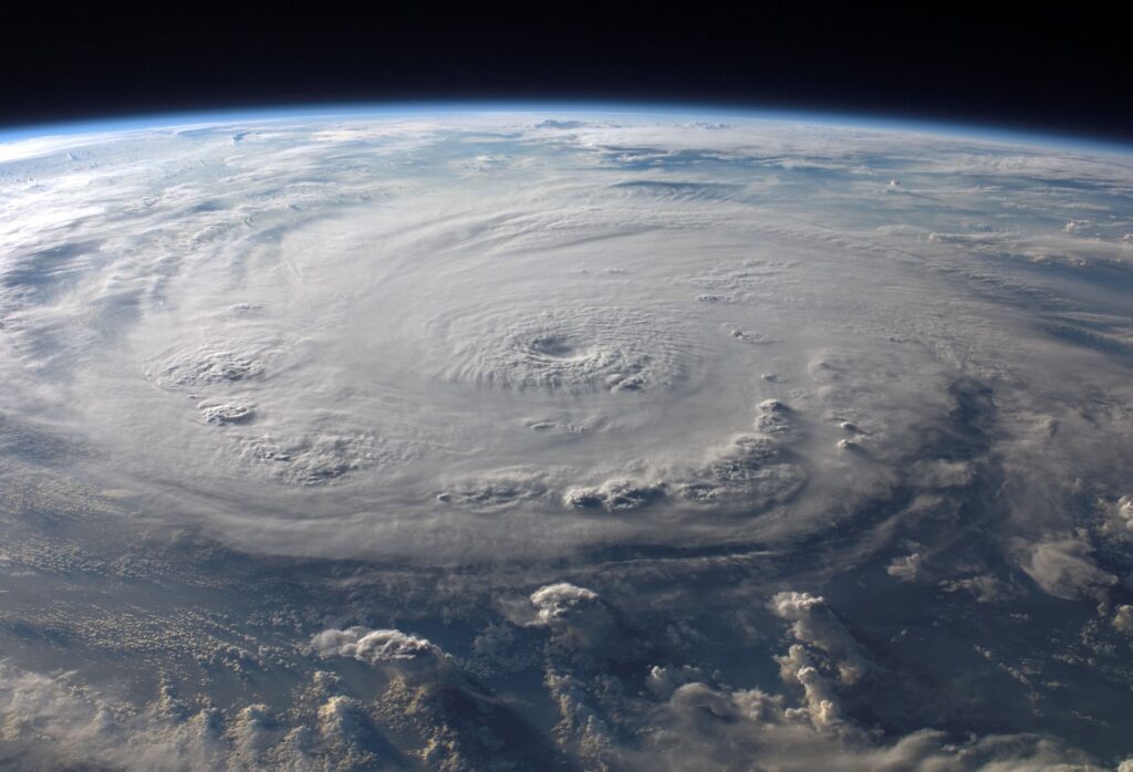 Os oceanos são um dos maiores reguladores climáticos da Terra. Atualmente, absorvem entre 20% e 30% de todo o dióxido de carbono emitido pelas atividades humanas.